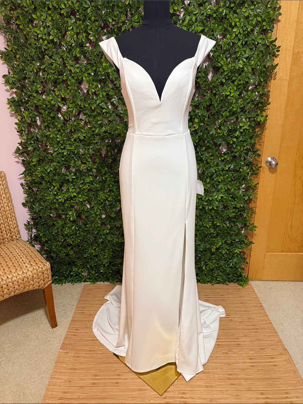 NWT-Idyllic Perfection White Plunge Sleeveless Mermaid Maxi Dress